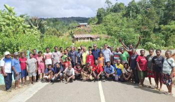 Anggota DPR RI Fraksi Partai Nasdem, Tonny Tesar berfoto bersama warga Kampung Mumaman. (KabarPapua.co/Ainun Faathirjal)