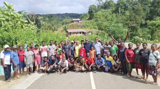 Anggota DPR RI Fraksi Partai Nasdem, Tonny Tesar berfoto bersama warga Kampung Mumaman. (KabarPapua.co/Ainun Faathirjal)