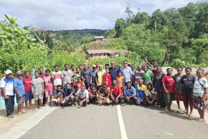 
					Anggota DPR RI Fraksi Partai Nasdem, Tonny Tesar berfoto bersama warga Kampung Mumaman. (KabarPapua.co/Ainun Faathirjal)