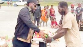 Anggota DPRK Puncak, Yorinus Wakerkwa turun langsung ke Distrik Omukia,  salurkan bantuan dan serukan perlindungan kepada warga sipil akibat konflik. (Foto dok: IST)