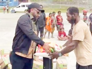 Anggota DPRK Puncak, Yorinus Wakerkwa turun langsung ke Distrik Omukia,  salurkan bantuan dan serukan perlindungan kepada warga sipil akibat konflik. (Foto dok: IST)