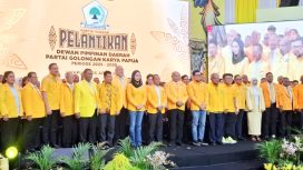 Bahlil Lahadalia saat melantik pengurus DPD Partai Golkar Papua periode 2025–2030 di Kota Jayapura, Papua, Sabtu, 25 April 2026. (KabarPapua.co/Imelda)