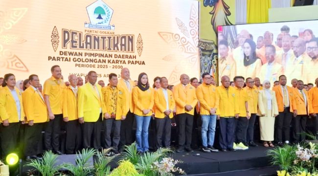 Bahlil Lahadalia saat melantik pengurus DPD Partai Golkar Papua periode 2025–2030 di Kota Jayapura, Papua, Sabtu, 25 April 2026. (KabarPapua.co/Imelda)