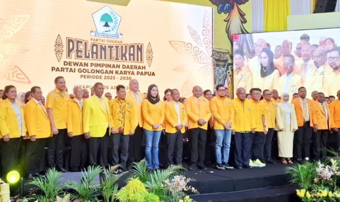 
					Bahlil Lahadalia saat melantik pengurus DPD Partai Golkar Papua periode 2025–2030 di Kota Jayapura, Papua, Sabtu, 25 April 2026. (KabarPapua.co/Imelda)