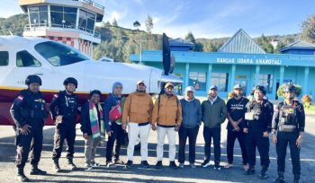 Tim KKLK Bank Indonesia Perwakilan Papua saat berfoto bersama di Bandara Enarotali, Kabupaten Paniai, Papua Tengah. (Foto dok: Bank Indonesia Perwakilan Papua)