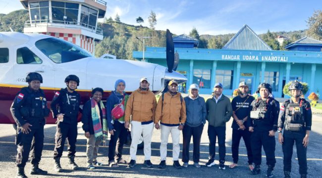 Tim KKLK Bank Indonesia Perwakilan Papua saat berfoto bersama di Bandara Enarotali, Kabupaten Paniai, Papua Tengah. (Foto dok: Bank Indonesia Perwakilan Papua)