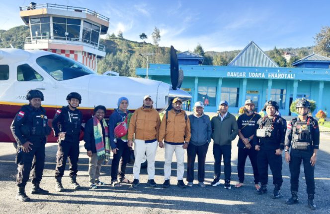 
					Tim KKLK Bank Indonesia Perwakilan Papua saat berfoto bersama di Bandara Enarotali, Kabupaten Paniai, Papua Tengah. (Foto dok: Bank Indonesia Perwakilan Papua)