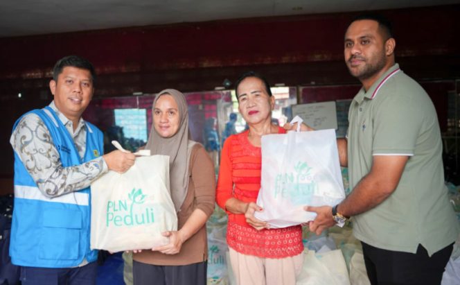 
					Program TJSL, PLN bekerja sama  yayasan lokal salurkan ribuan paket bapok kepada warga di Papua Barat. (Foto dok: PLN Papua) 