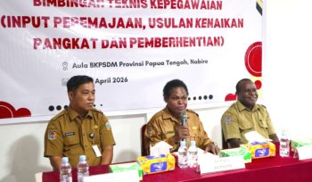 Kepala BPKSDM Papua Tengah Denci Meri Nawipa saat memberikan arahan dalam Bimtek Kepegawaian. (Foto dok: Humas Pemprov Papua Tengah)