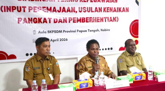 Kepala BPKSDM Papua Tengah Denci Meri Nawipa saat memberikan arahan dalam Bimtek Kepegawaian. (Foto dok: Humas Pemprov Papua Tengah)