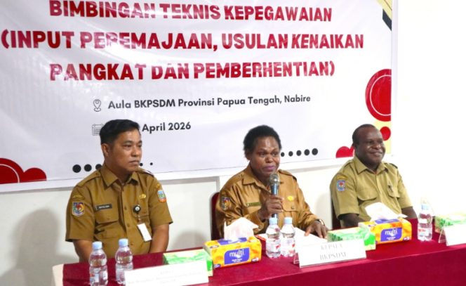 
					Kepala BPKSDM Papua Tengah Denci Meri Nawipa saat memberikan arahan dalam Bimtek Kepegawaian. (Foto dok: Humas Pemprov Papua Tengah)