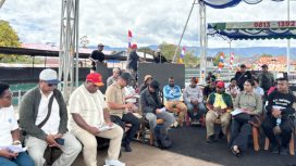 Bupati Jayawijaya Atenius Murib dan para hamba Tuhan yang tergabung di  panitia inti HUT PI ke-72 turun langsung memastikan kesiapan acara ibadah syukur  HUT PI ke-72 di Lembah Baliem. (KabarPapua.co/Agris Wistrijaya)
