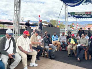 Bupati Jayawijaya Atenius Murib dan para hamba Tuhan yang tergabung di  panitia inti HUT PI ke-72 turun langsung memastikan kesiapan acara ibadah syukur  HUT PI ke-72 di Lembah Baliem. (KabarPapua.co/Agris Wistrijaya)
