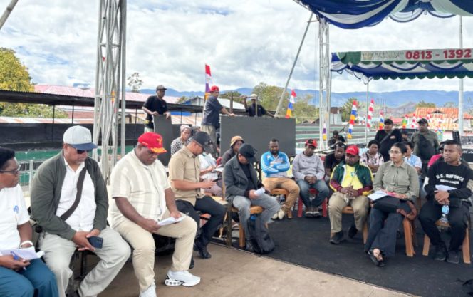 
					Bupati Jayawijaya Atenius Murib dan para hamba Tuhan yang tergabung di  panitia inti HUT PI ke-72 turun langsung memastikan kesiapan acara ibadah syukur  HUT PI ke-72 di Lembah Baliem. (KabarPapua.co/Agris Wistrijaya)
