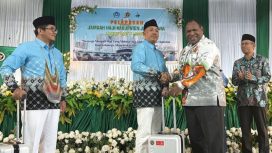 Bupati Jayawijaya Atenius Murip secara simbolis melepas para Jemaah Haji Kabupaten Jayawijaya. (KabarPapua.co/Agris Wistrijaya)
