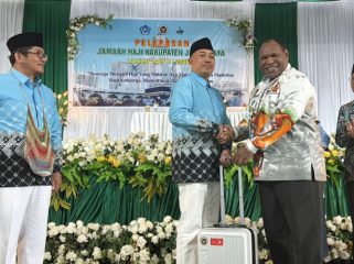 Bupati Jayawijaya Atenius Murip secara simbolis melepas para Jemaah Haji Kabupaten Jayawijaya. (KabarPapua.co/Agris Wistrijaya)
