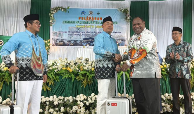 
					Bupati Jayawijaya Atenius Murip secara simbolis melepas para Jemaah Haji Kabupaten Jayawijaya. (KabarPapua.co/Agris Wistrijaya)
