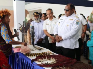 Bupati Jayawijaya, Atenius Murip dalam peringatan  Hari Kesatuan Gerakan PKK Ke-54, HUT Dekranas Ke-46 dan Hari Kartini  2026
Foto : Agris Wistrijaya/KabarPapua.co