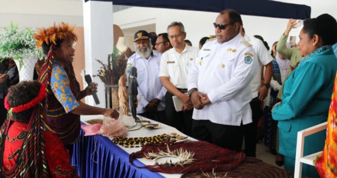 
					Bupati Jayawijaya, Atenius Murip dalam peringatan  Hari Kesatuan Gerakan PKK Ke-54, HUT Dekranas Ke-46 dan Hari Kartini  2026
Foto : Agris Wistrijaya/KabarPapua.co