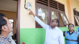 Bupati Merauke Yoseph Bladib Gebze disaksikan oleh jajaran manajemen PT PLN (Persero) UP3 Merauke melakukan penyalaan ruang sekolah SMP Yayasan Al Khodijah, Merauke sebagai salah satu lokasi penerima bantuan Program TJSL PT PLN (Persero). (Dok PLN)