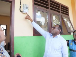 Bupati Merauke Yoseph Bladib Gebze disaksikan oleh jajaran manajemen PT PLN (Persero) UP3 Merauke melakukan penyalaan ruang sekolah SMP Yayasan Al Khodijah, Merauke sebagai salah satu lokasi penerima bantuan Program TJSL PT PLN (Persero). (Dok PLN)