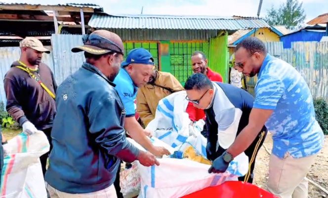 
					Bupati Paniai Yampit Nawipa turun langsung pimpin aksi bersih-bersih wujudkan: Aman, Sehat, Rapi, dan Indah (ASRI). (KabarPapua.co/Agies Pranoto)