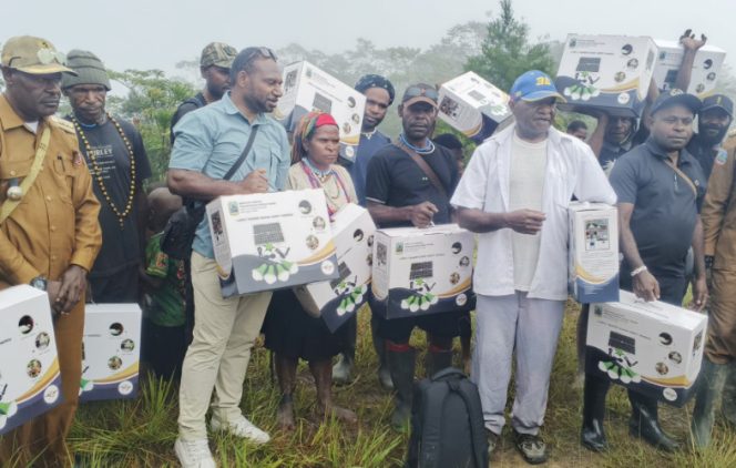 
					Bupati Paniai Yampit Nawipa didampingi Ketua DPRD Paniai, dan kepala distrik serahkan Solar Cell atau Panel Surya kepada masyarakat di Distrik Youtadi. (KabarPapua.co/Agies Pranoto)