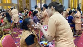 Suasana ⁠lomba merias wajah yang diselenggarakan DWP Papua Tengah. (KabarPapua.co/Agies Pranoto)
