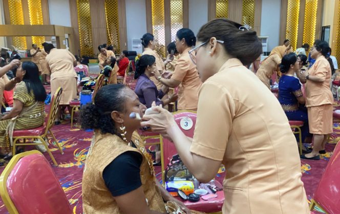 
					Suasana ⁠lomba merias wajah yang diselenggarakan DWP Papua Tengah. (KabarPapua.co/Agies Pranoto)
