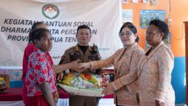 Pemberian bantuan dalam bakti sosial DWP Provinsi Papua Tengah. (KabarPapua.co/Agies Pranoto)