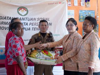 Pemberian bantuan dalam bakti sosial DWP Provinsi Papua Tengah. (KabarPapua.co/Agies Pranoto)