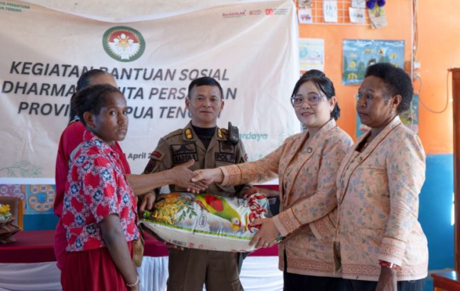 
					Pemberian bantuan dalam bakti sosial DWP Provinsi Papua Tengah. (KabarPapua.co/Agies Pranoto)
