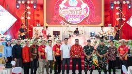 Berfoto bersama dalam kegiatan Nabire Cap Go Meh Festival 2026. (KabarPapua.co/Agies Pranoto)