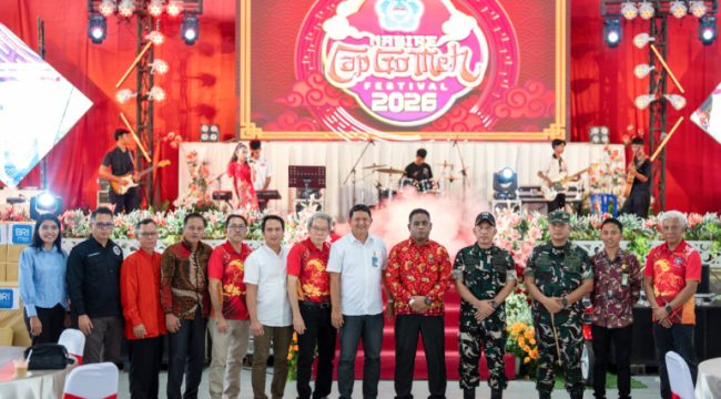 Berfoto bersama dalam kegiatan Nabire Cap Go Meh Festival 2026. (KabarPapua.co/Agies Pranoto)