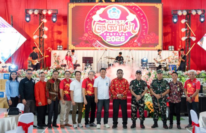 
					Berfoto bersama dalam kegiatan Nabire Cap Go Meh Festival 2026. (KabarPapua.co/Agies Pranoto)