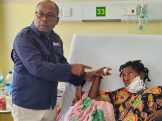 
Kepala Kantor Perwakilan Komnas HAM Papua, Frits Ramandey saat bertemu dengan AT, ibu hamil korban tembak di Puncak. Foto: ist