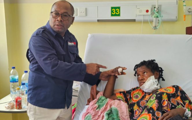 
					
Kepala Kantor Perwakilan Komnas HAM Papua, Frits Ramandey saat bertemu dengan AT, ibu hamil korban tembak di Puncak. Foto: ist