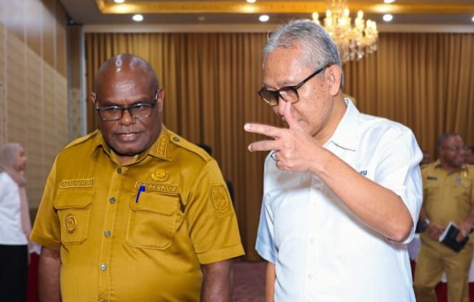 
					Gubernur Papua Tengah, Meki Nawipa  saat berbincang dengan Direktorat Jenderal (Dirjen) Perimbangan Keuangan, Senin 13 April 2026. Foto: Humas PPT
