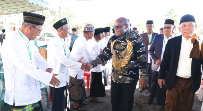 
					Gubernur Papua Tengah , Meki Nawipa menghadiri sekaligus meresmikan Yayasan Pondok Pesantren (Ponpes) serta meluncurkan SMP dan SMA Riyadhuol Qur’an  Foto: Agis Pranoto/KabarPapua.co