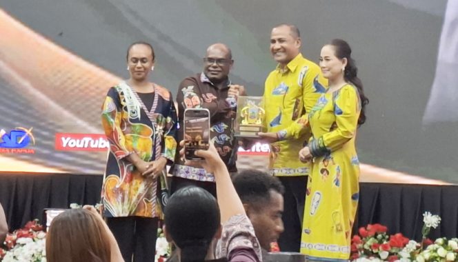 
					Penyerahan cinderamata oleh Gubernur Papua Tengah Meki Nawipa kepada Irjen Polisi Alfred Papare. (Foto: IST)
