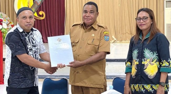 Bupati Kepulauan Yapen Benyamin Arisot saaat mengikuti audit terinci Badan Pemeriksa Keuangan Republik Indonesia (BPK RI) Perwakilan Papua di Gedung Silas Papare, Serui. Foto: Humas Pemkab Yapen 