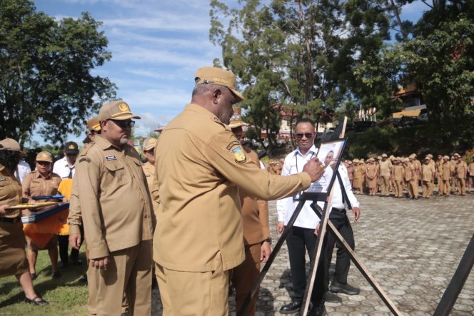 
					Wali Kota Jayapura, Abisai Rollo saat melakukan pemecatan simbolis kepada 8 ASN di Kota Jayapura. Foto: Paraparatv