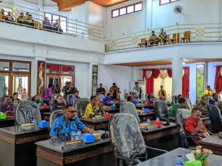 Suasanan Rapat Paripurna DPRK Yapen saat penyampaian laporan Pansus LKPJ Tahun Anggaran 2025.  Foto: Ainun Faathirjal/KabarPapua.co