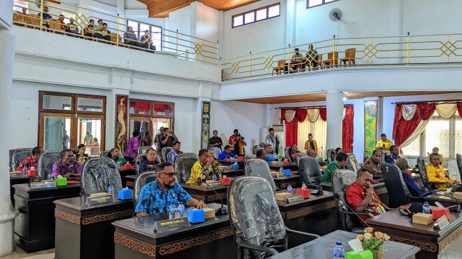 
					Suasanan Rapat Paripurna DPRK Yapen saat penyampaian laporan Pansus LKPJ Tahun Anggaran 2025.  Foto: Ainun Faathirjal/KabarPapua.co