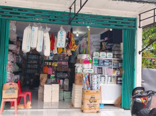 Toko Raffa Jaya Plastik di Jalan Imam Bonjol, Kota Serui.  Foto: Ainun Faathirjal/KabarPapua.co