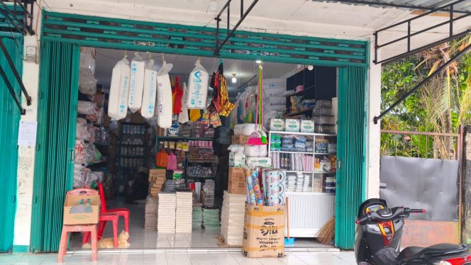 
					Toko Raffa Jaya Plastik di Jalan Imam Bonjol, Kota Serui.  Foto: Ainun Faathirjal/KabarPapua.co