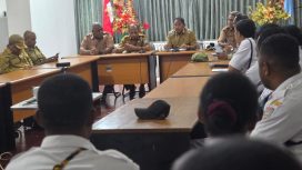 Pertemuan Wakil Bupati Roi Palunga dan jajaran bersama perwakilan nakes terkait besaran TPB Nakes. Foto: Ainun Faathirjal/KabarPapua.co