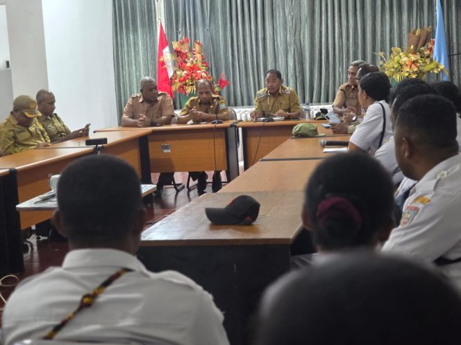 
					Pertemuan Wakil Bupati Roi Palunga dan jajaran bersama perwakilan nakes terkait besaran TPB Nakes. Foto: Ainun Faathirjal/KabarPapua.co