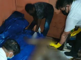 Saat petugas mengevakuasi jenazah di kamar kos di Nabire. (Foto dok Polres Nabire)