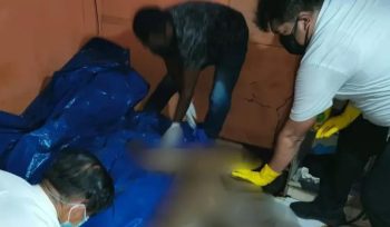 Saat petugas mengevakuasi jenazah di kamar kos di Nabire. (Foto dok Polres Nabire)